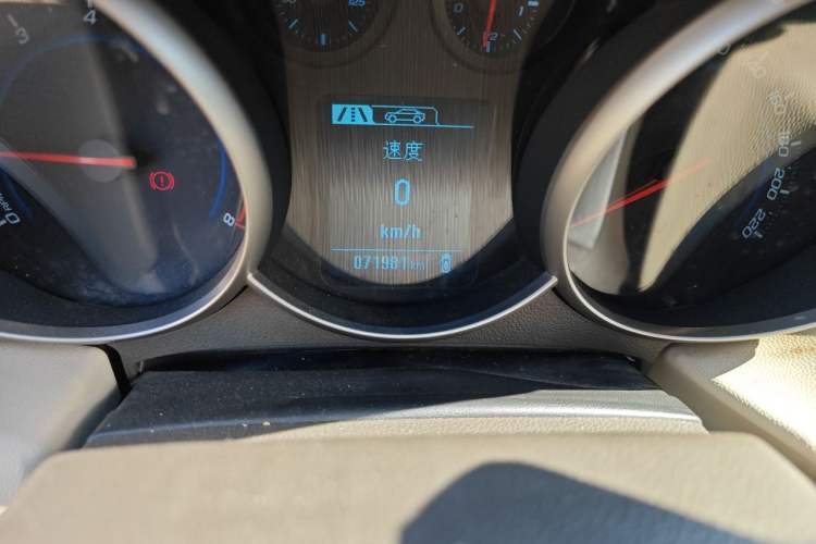 Used Chevrolet Cruze 2015 1.5L Classic SL MT Odometer Close Up