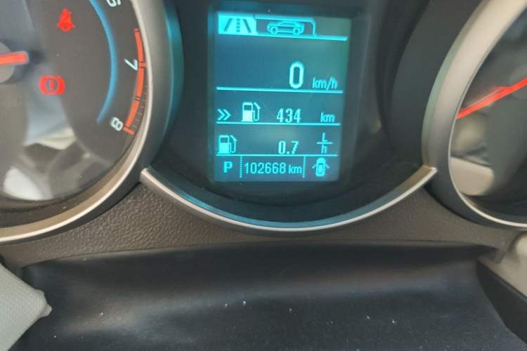 Used Chevrolet Cruze 2015 1.5L Classic SE AT Odometer Close Up