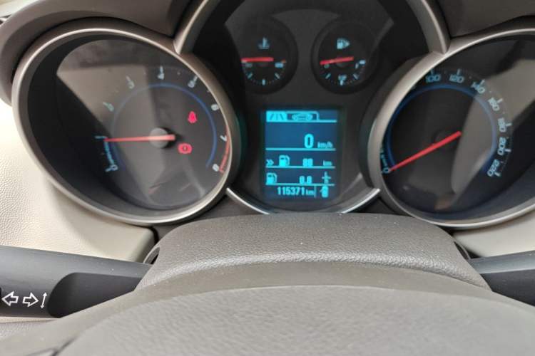 Used Chevrolet Cruze 2015 1.5L Classic SL MT Odometer Close Up