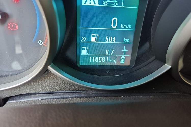 Used Chevrolet Cruze 2015 1.5L Classic SL MT Odometer Close Up