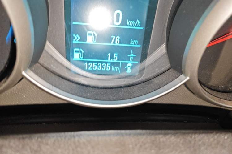 Used Chevrolet Cruze 2015 1.5L Classic SL MT Odometer Close Up