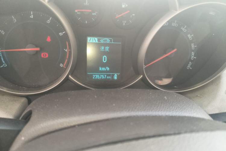 Used Chevrolet Cruze 2015 1.5L Classic SL MT Odometer Close Up