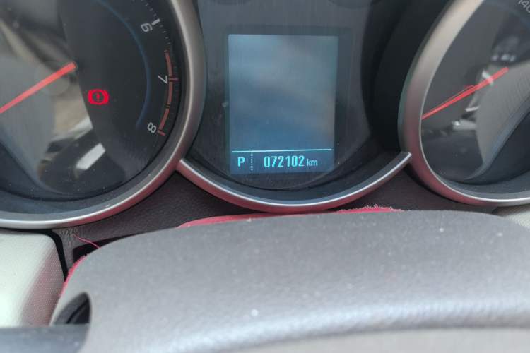 Used Chevrolet Cruze 2015 1.5L Classic SE AT Odometer Close Up