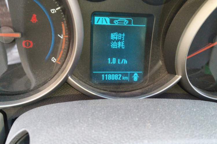 Used Chevrolet Cruze 2015 1.5L Classic SL MT Odometer Close Up