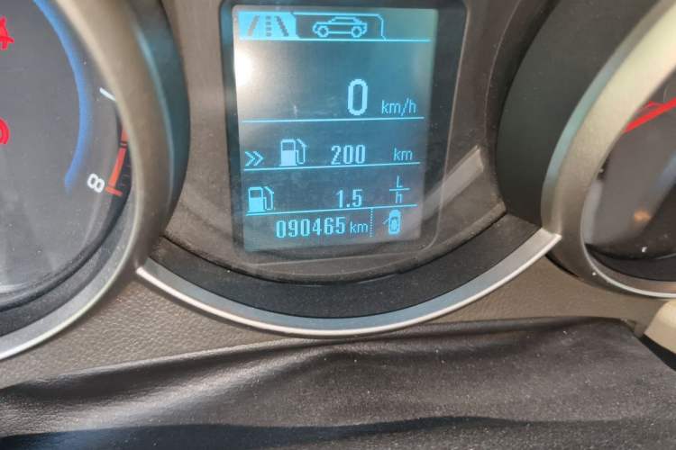 Used Chevrolet Cruze 2015 1.5L Classic SE MT Odometer Close Up