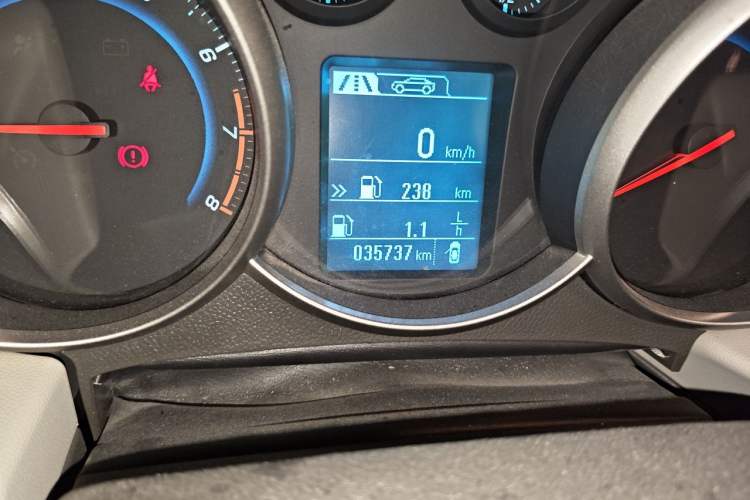 Used Chevrolet Cruze 2015 1.5L Classic SL MT Odometer Close Up