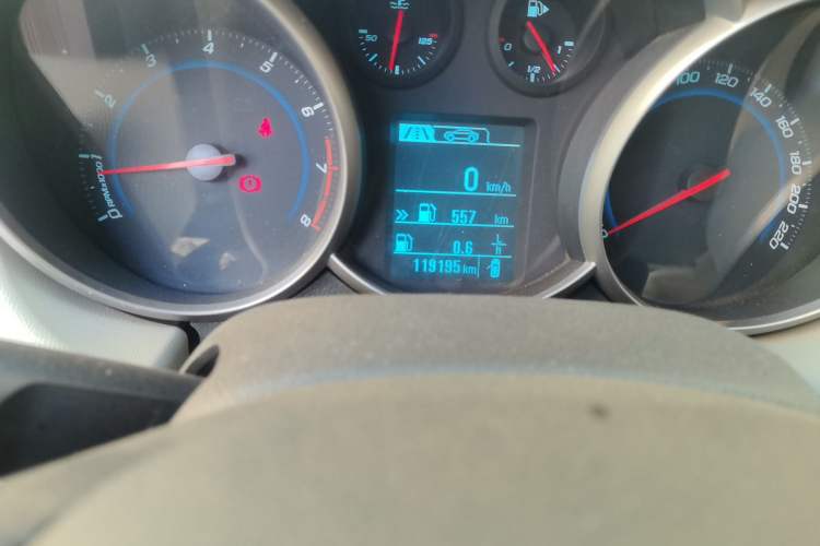 Used Chevrolet Cruze 2015 1.5L Classic SL MT Odometer Close Up
