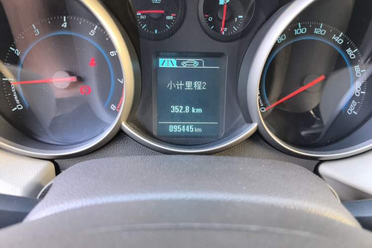 Used Chevrolet Cruze 2015 1.5L Classic SL MT Odometer Close Up