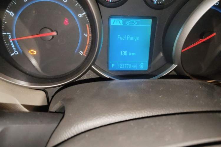 Used Chevrolet Cruze 2015 1.5L Classic SE AT Odometer Close Up