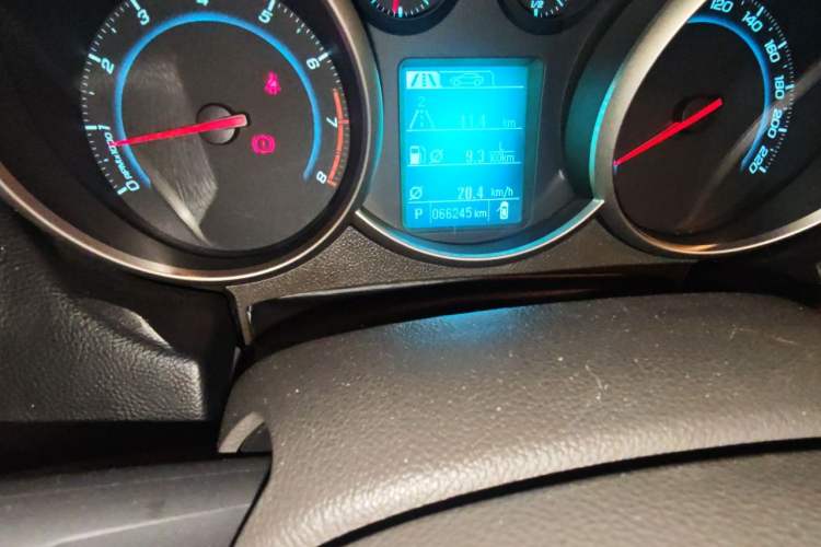 Used Chevrolet Cruze 2015 1.5L Classic SE AT Odometer Close Up