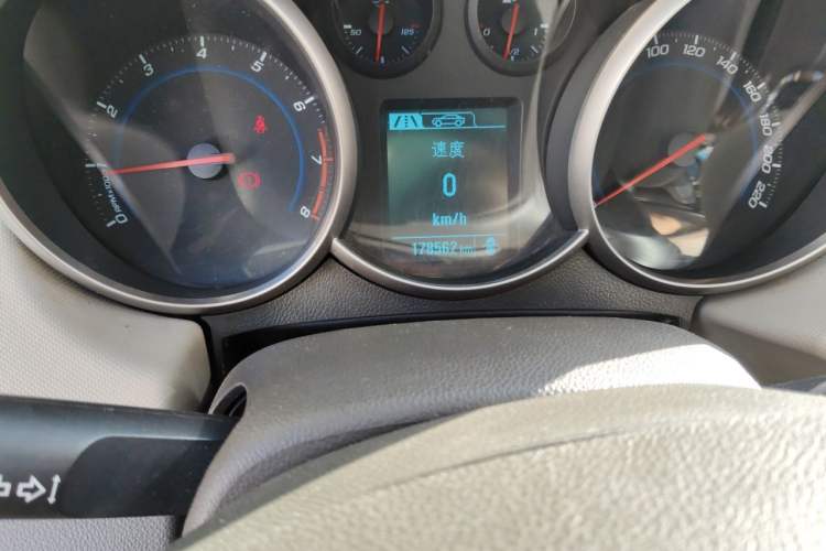 Used Chevrolet Cruze 2015 1.5L Classic SE MT Odometer Close Up