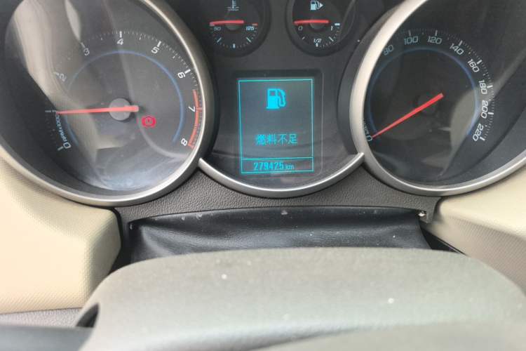 Used Chevrolet Cruze 2015 1.5L Classic SE AT Odometer Close Up