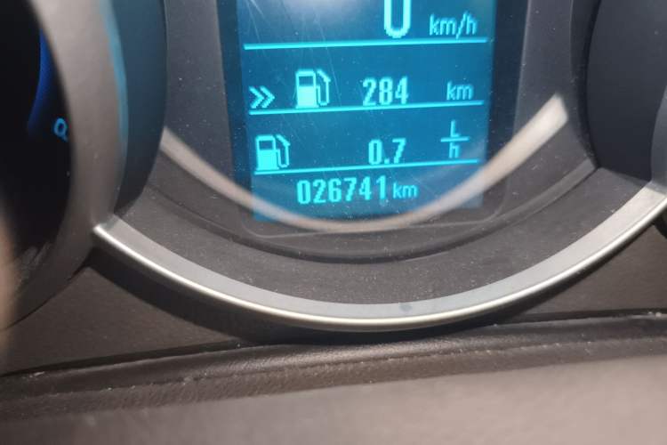 Used Chevrolet Cruze 2015 1.5L Classic SE MT Odometer Close Up