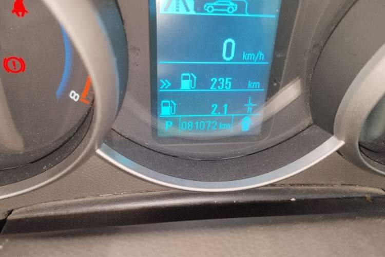 Used Chevrolet Cruze 2015 1.5L Classic SE AT Odometer Close Up
