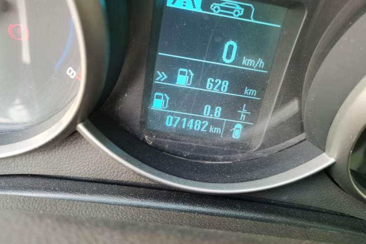 Used Chevrolet Cruze 2015 1.5L Classic SE MT Odometer Close Up