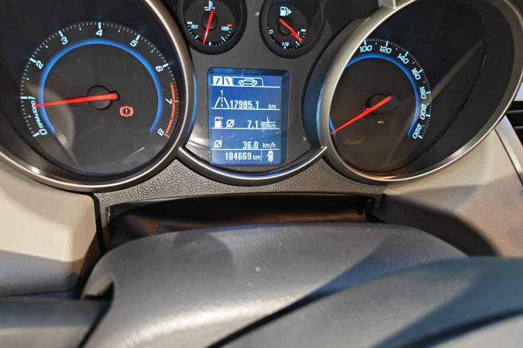 Used Chevrolet Cruze 2015 1.5L Classic SL MT Odometer Close Up