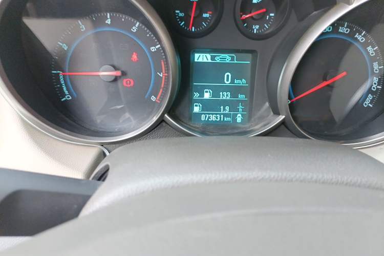 Used Chevrolet Cruze 2015 1.5L Classic SL MT Odometer Close Up