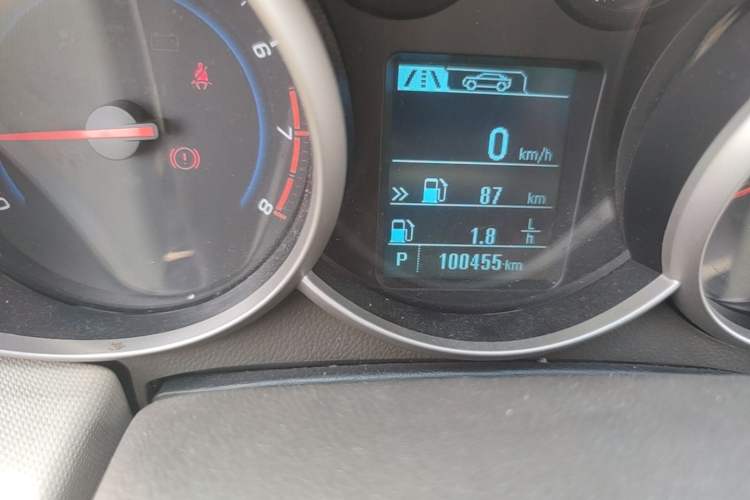 Used Chevrolet Cruze 2015 1.5L Classic SE AT Odometer Close Up