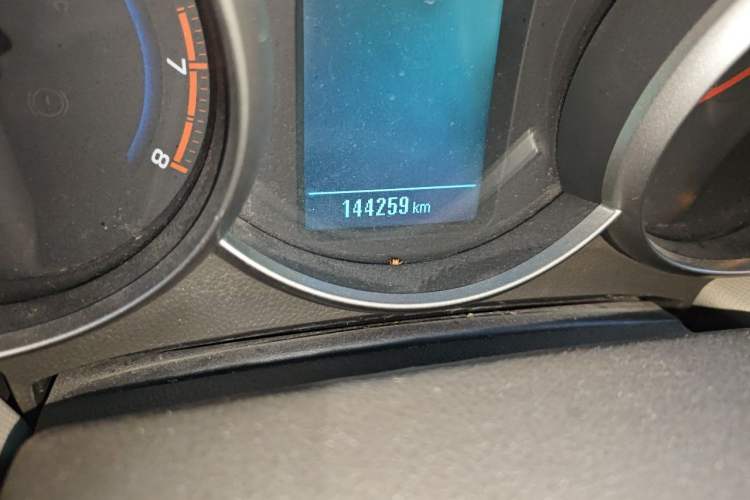 Used Chevrolet Cruze 2015 1.5L Classic SE AT Odometer Close Up