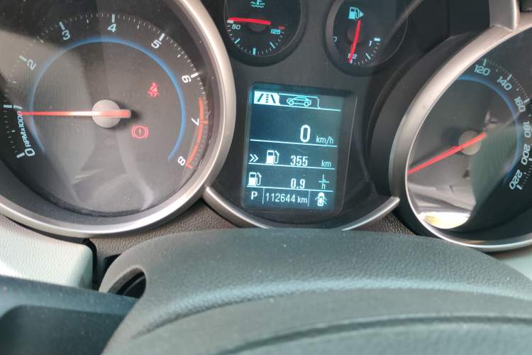 Used Chevrolet Cruze 2015 1.5L Classic SE AT Odometer Close Up