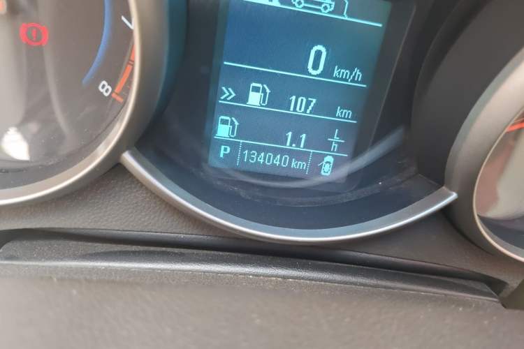 Used Chevrolet Cruze 2015 1.5L Classic SE AT Odometer Close Up