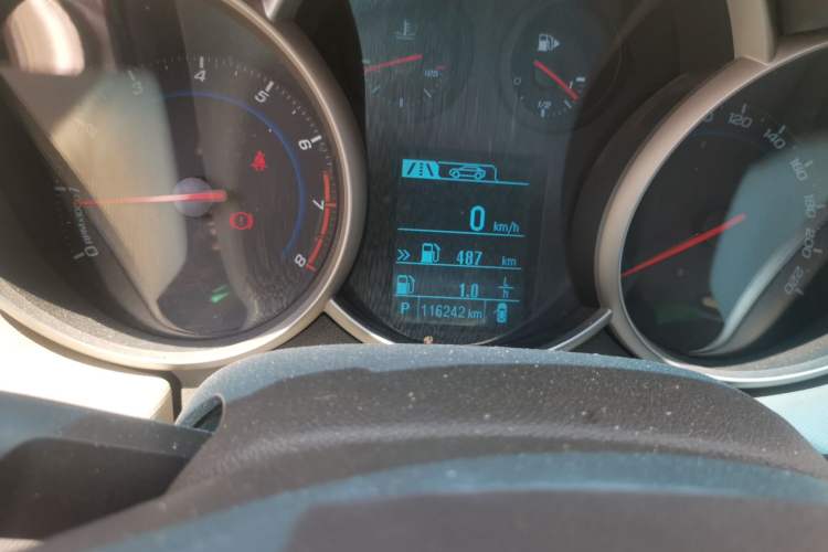 Used Chevrolet Cruze 2015 1.5L Classic SE AT Odometer Close Up