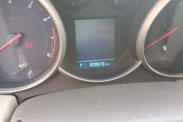 Used Chevrolet Cruze 2015 1.5L Classic SE AT Odometer Close Up