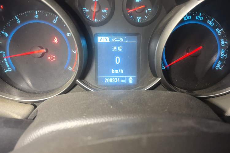 Used Chevrolet Cruze 2015 1.5L Classic SL MT Odometer Close Up