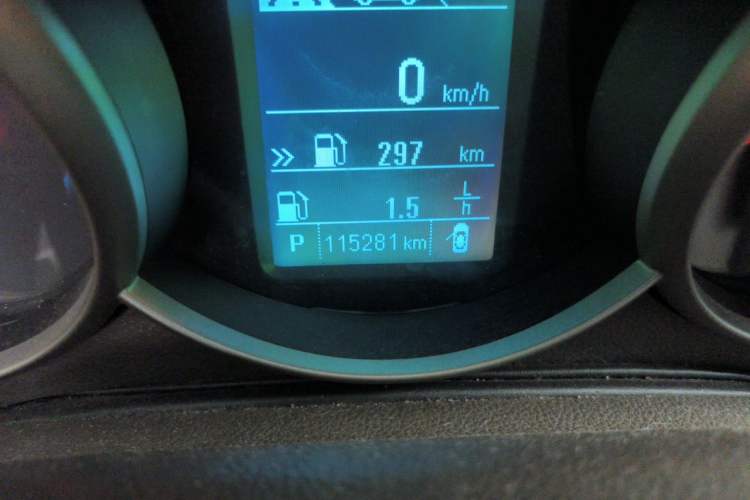 Used Chevrolet Cruze 2015 1.5L Classic SE AT Odometer Close Up