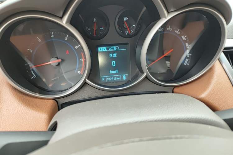 Used Chevrolet Cruze 2015 1.5L Classic SE AT Odometer Close Up