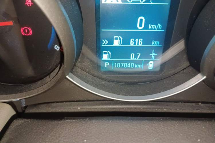 Used Chevrolet Cruze 2015 1.5L Classic SE AT Odometer Close Up