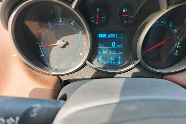 Used Chevrolet Cruze 2015 1.5L Classic SE AT Odometer Close Up