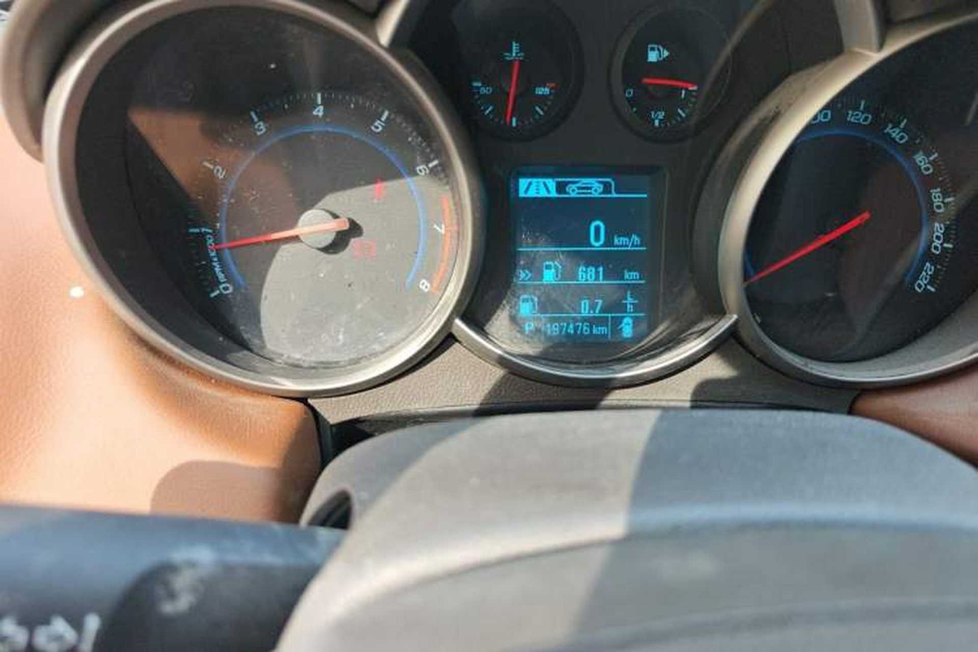 Used Chevrolet Cruze 2015 1.5L Classic SE AT Odometer Close Up