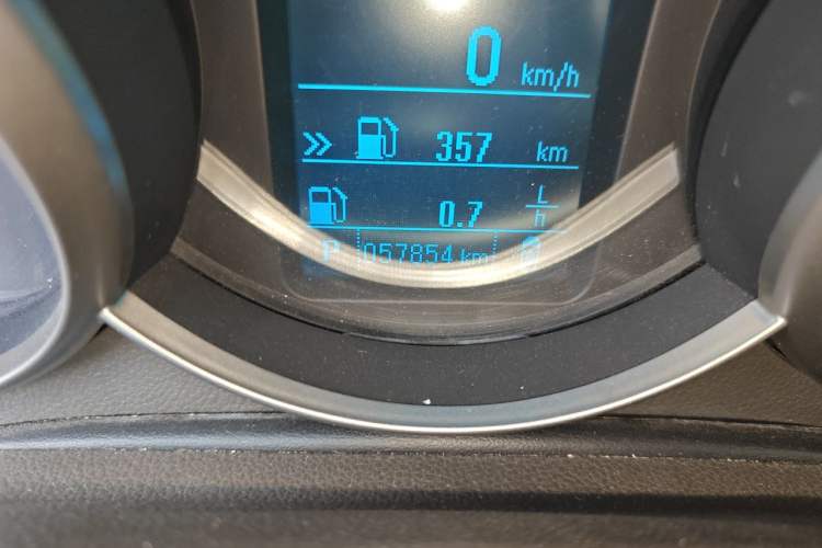Used Chevrolet Cruze 2015 1.5L Classic SE AT Odometer Close Up