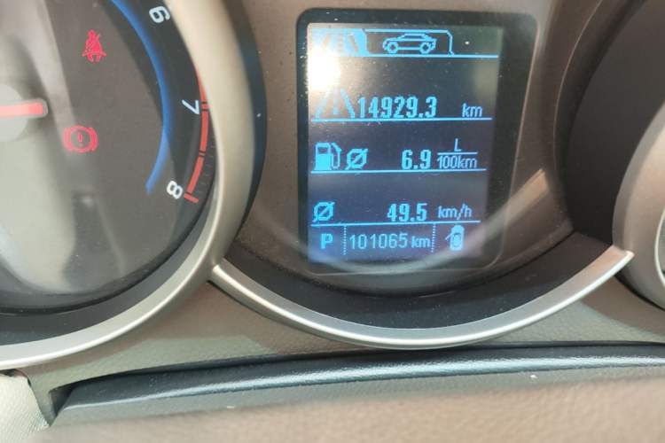 Used Chevrolet Cruze 2015 1.5L Classic SE AT Odometer Close Up