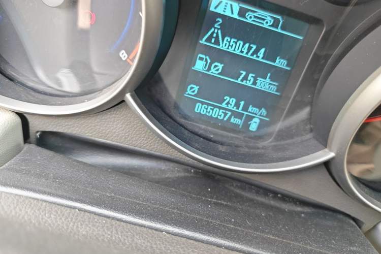 Used Chevrolet Cruze 2015 1.5L Classic SL MT Odometer Close Up