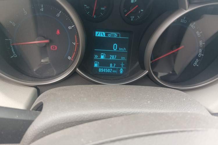 Used Chevrolet Cruze 2015 1.5L Classic SL MT Odometer Close Up