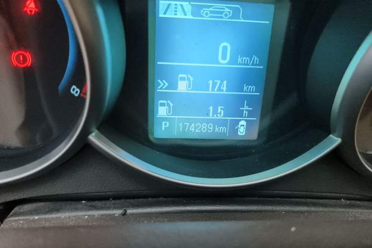 Used Chevrolet Cruze 2015 1.5L Classic SE AT Odometer Close Up