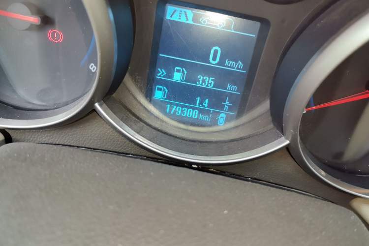 Used Chevrolet Cruze 2015 1.5L Classic SL MT Odometer Close Up