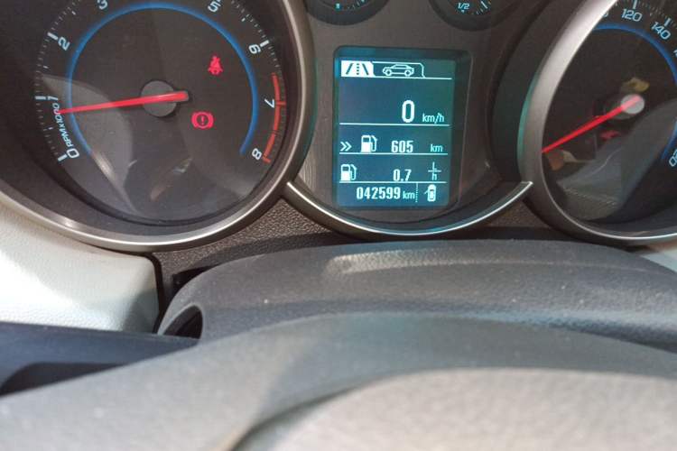 Used Chevrolet Cruze 2015 1.5L Classic SL MT Odometer Close Up