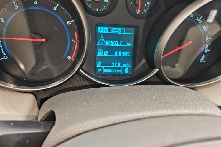 Used Chevrolet Cruze 2015 1.5L Classic SE AT Odometer Close Up