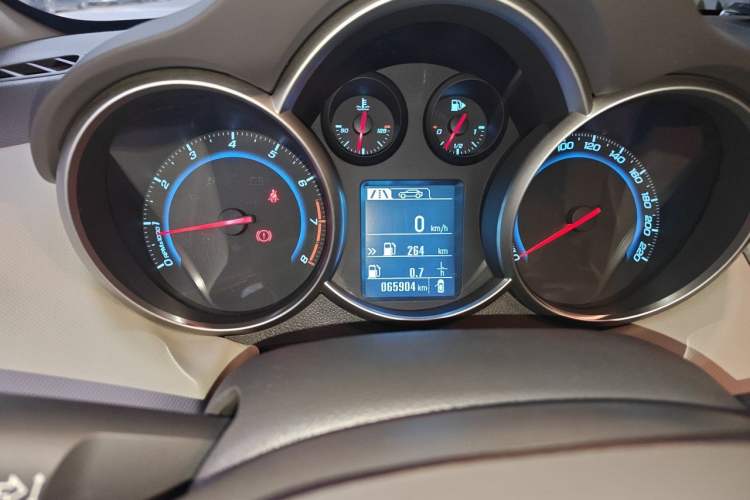 Used Chevrolet Cruze 2015 1.5L Classic SE MT Odometer Close Up