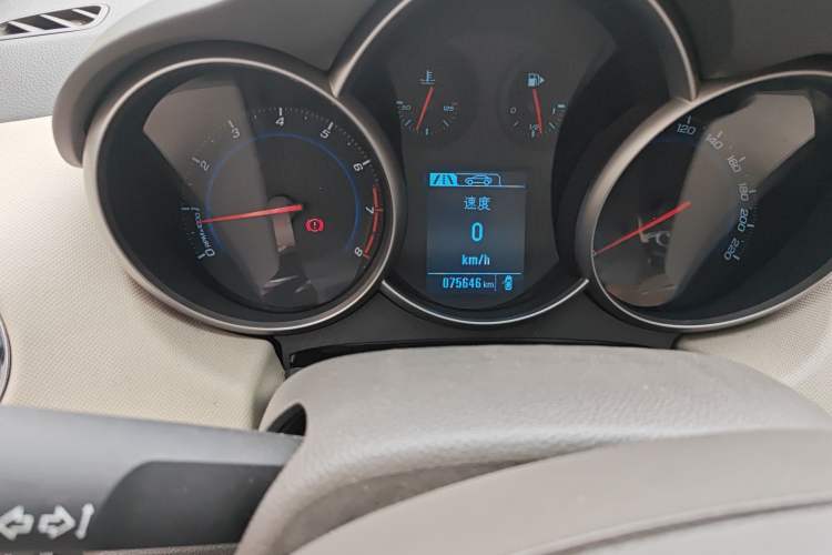 Used Chevrolet Cruze 2015 1.5L Classic SE MT Odometer Close Up