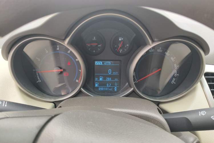 Used Chevrolet Cruze 2015 1.5L Classic SL MT Odometer Close Up