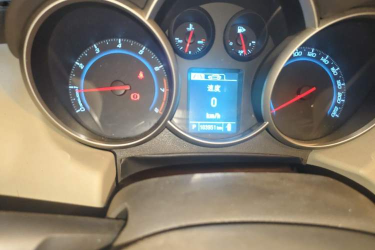 Used Chevrolet Cruze 2015 1.5L Classic SE AT Odometer Close Up
