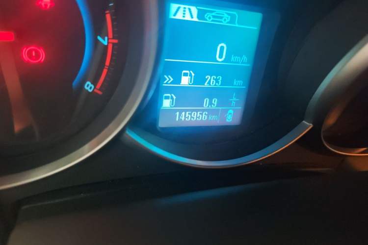 Used Chevrolet Cruze 2015 1.5L Classic SL MT Odometer Close Up