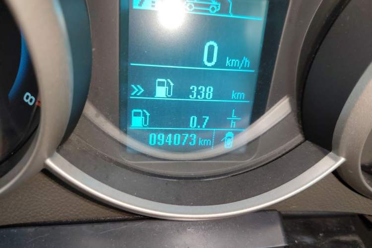 Used Chevrolet Cruze 2015 1.5L Classic SE MT Odometer Close Up