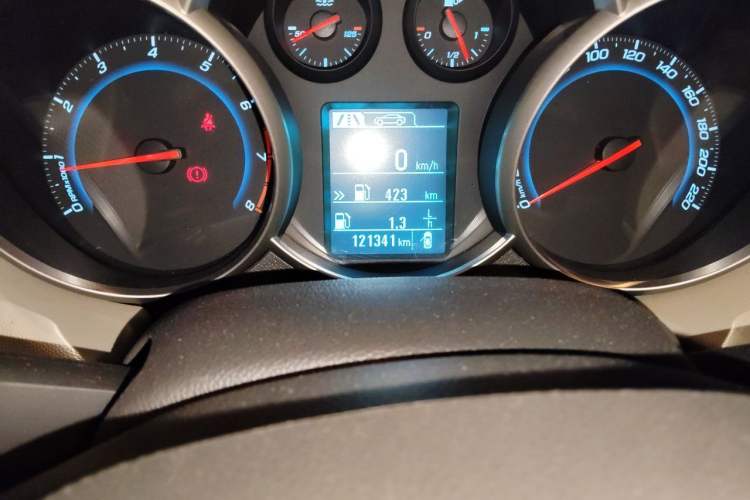 Used Chevrolet Cruze 2015 1.5L Classic SL MT Odometer Close Up