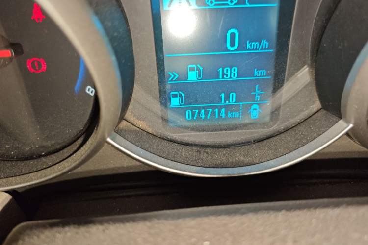 Used Chevrolet Cruze 2015 1.5L Classic SL MT Odometer Close Up