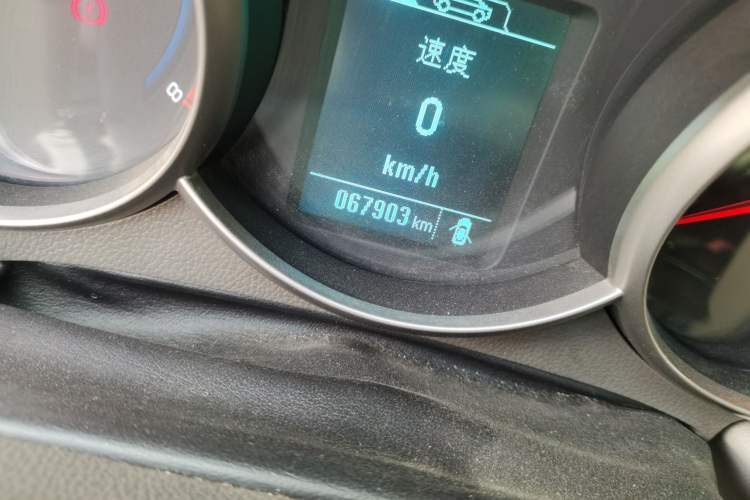 Used Chevrolet Cruze 2015 1.5L Classic SL MT Odometer Close Up